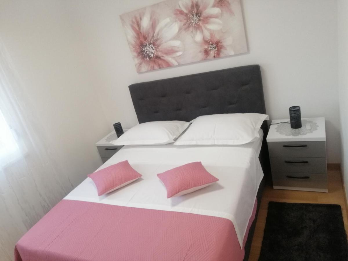 Luxury Apartment Queen Solin Exterior photo